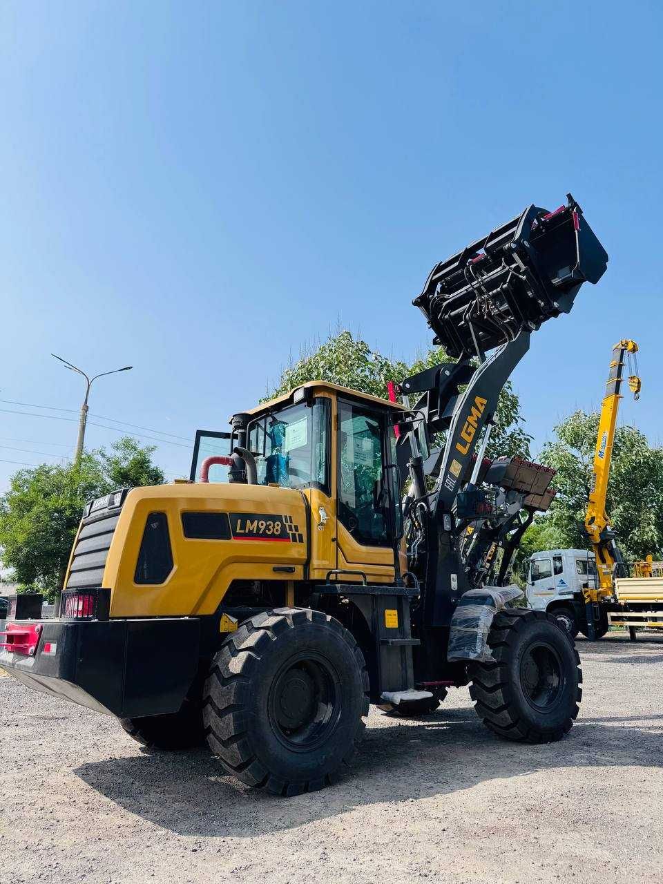 Фронтальный погрузчик Lugong LM938 с быстросъемом.