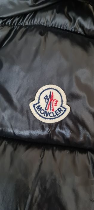 Vand vesta moncler neagra lucioasa