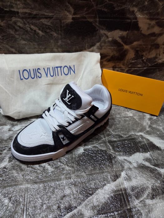 Vand adidasi louis vitton