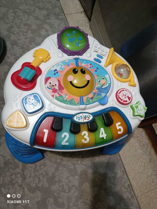 Забавната интерактивна масичка на Baby Einstein