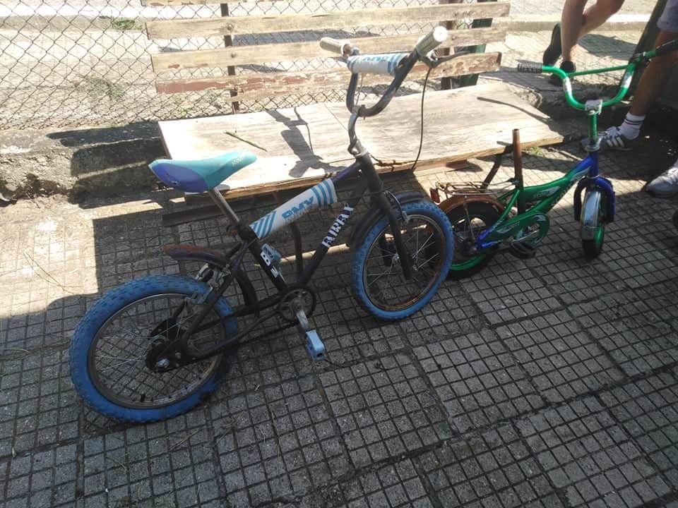 Два броя велосипеди единият е BMX,но са взети части от по малкото
