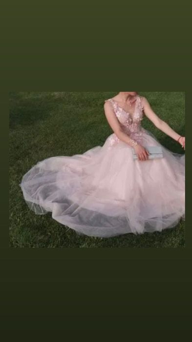 Розова бална рокля