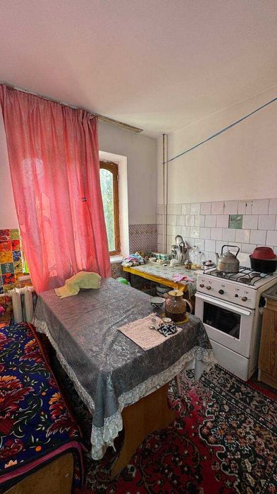 Калениский 13-мактаб 3 қаватда 1 хонали квартира сотилади.ID: 1461