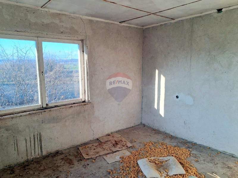 Еднофамилна къща с дворно място, с. Светлен, СР
