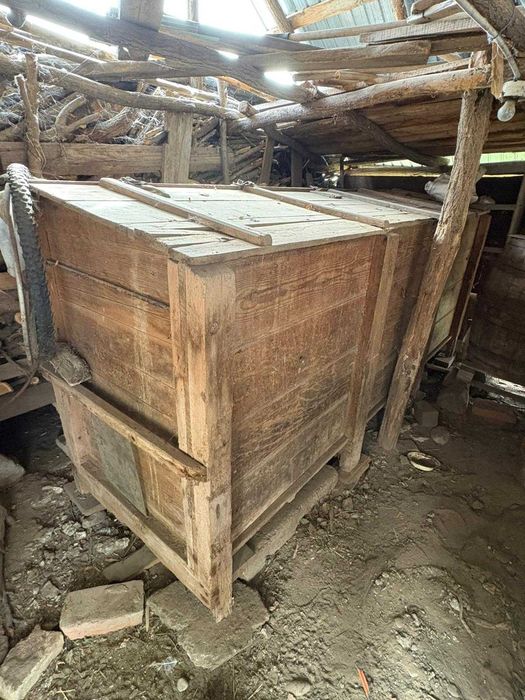 Hambar vechi din lemn masiv – ideal pentru depozitare cereale