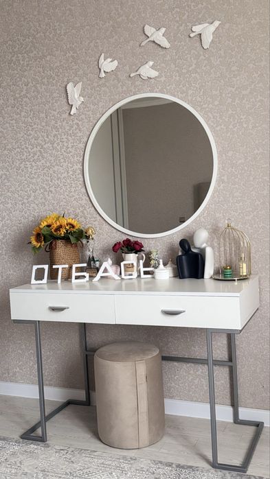 Туалетный столик с зеркалом и пуфиком
