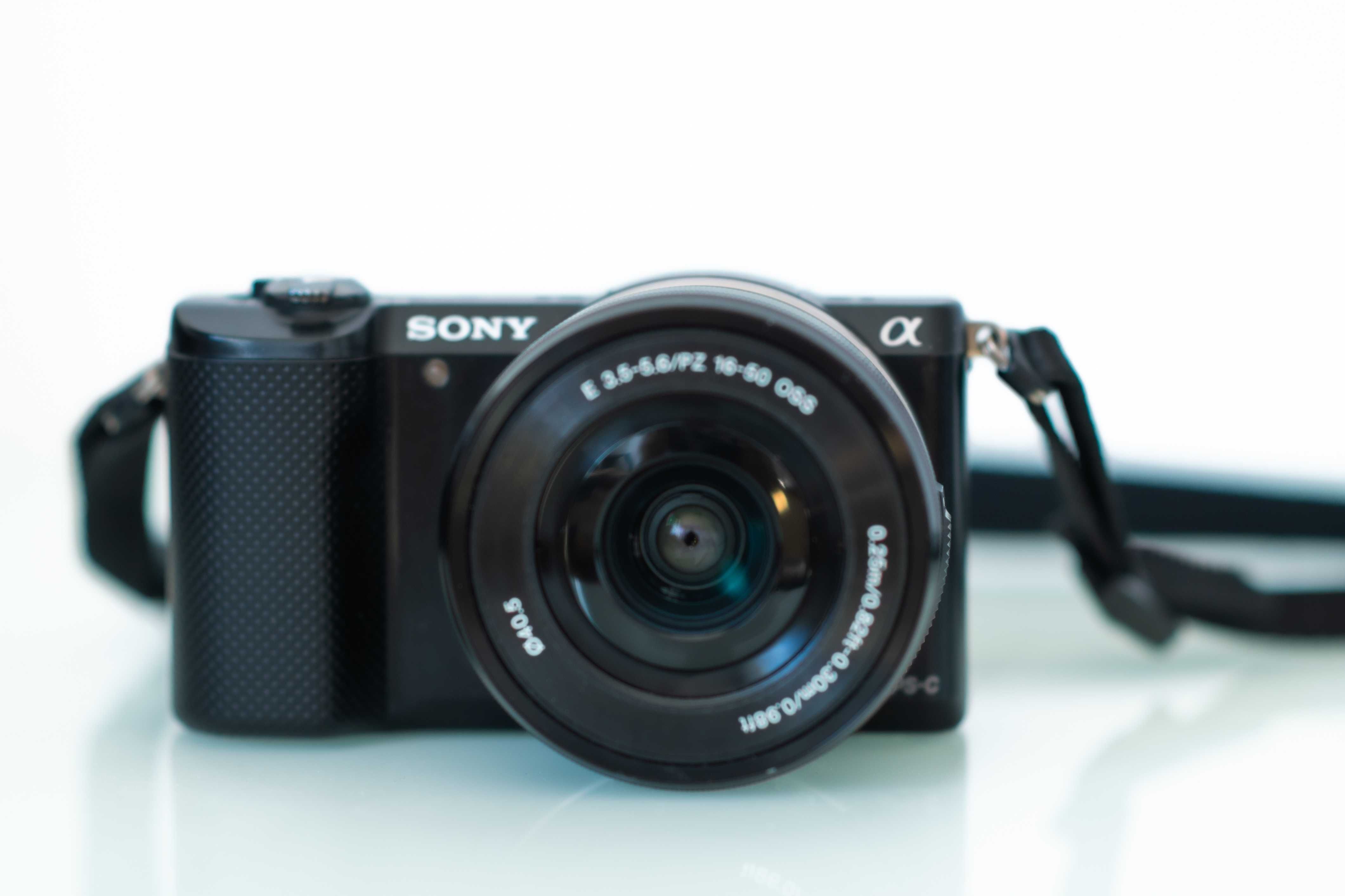 Sony a5000 Kit. doar 1800 de cadre! + obiectiv stabilizare + gentuta