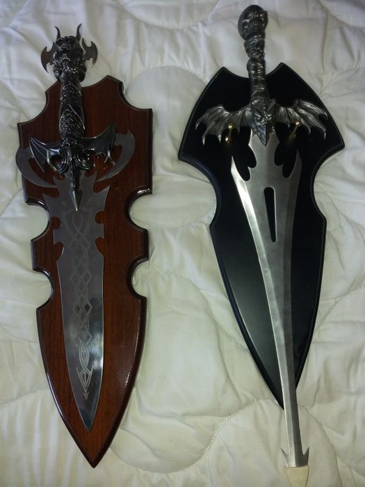 Продавам къси мечове с поставка за декорация.