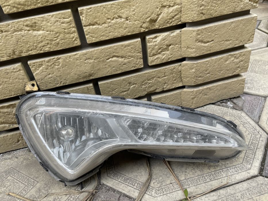 Оригинальная правая противотуманка на Hyundai Accent с деффектом