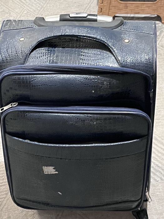 Продам синий чемодан