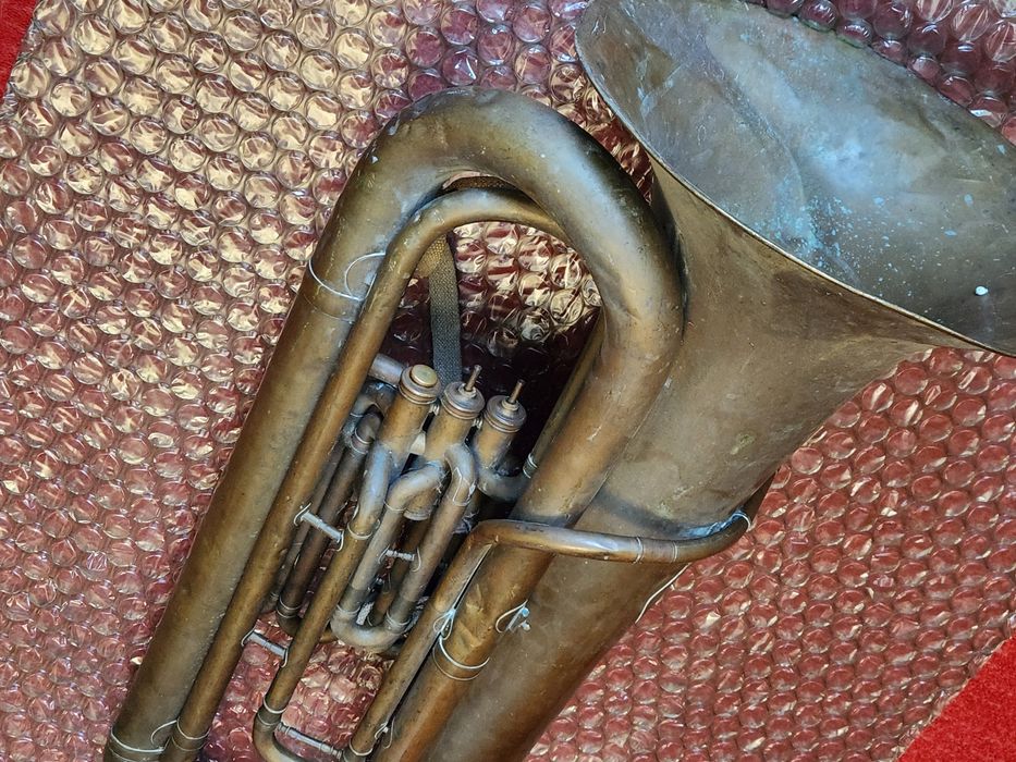 Instrument de dimensiune mare - Tuba - trompeta