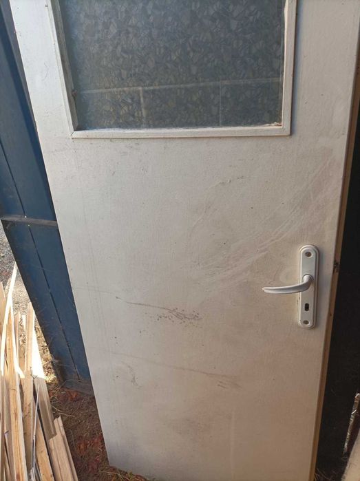 Продавам четири интериорни врати.