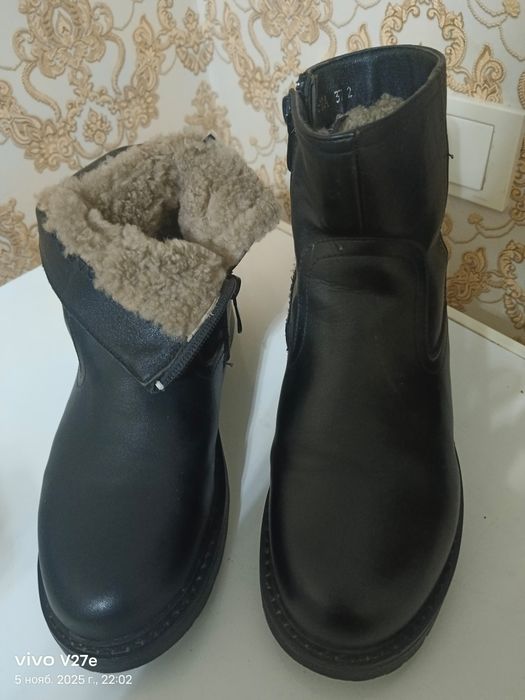 Продаётся зимний обувь размер 37,мальчиковский.