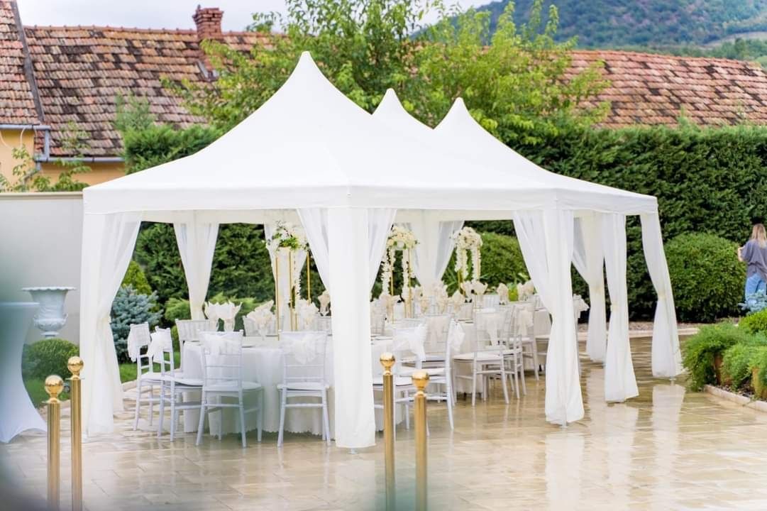 Cort de inchiriat aranjamente florale mese scaune închiriez cort decor
