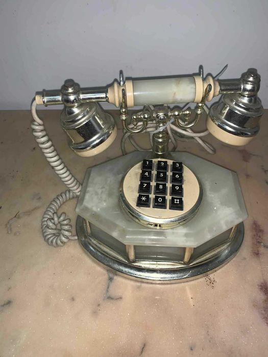 Telefon vintage cu butoane in stare de functionare
