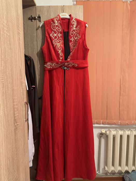 Ұзын қамзол қызыл цвет