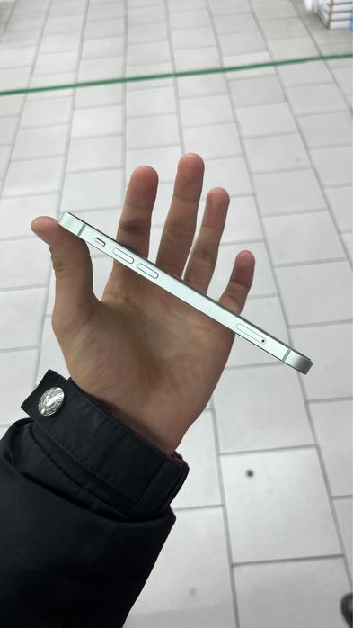 Айфон 12 в отличном состояний