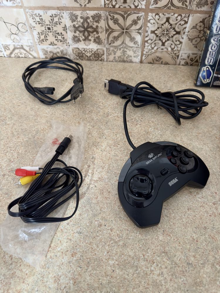 Sega Saturn functional cu doua cd-uri si controller