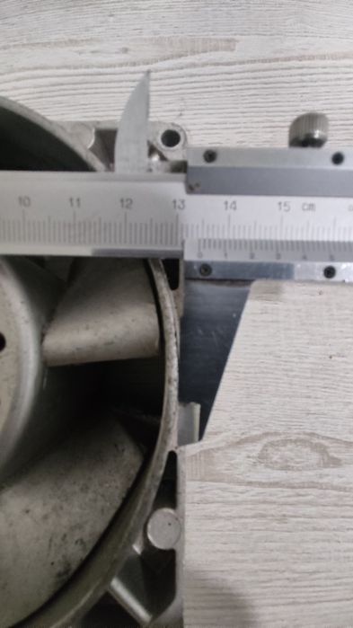 Алуминиев осов вентилатор-220V на 30W Ф134мм