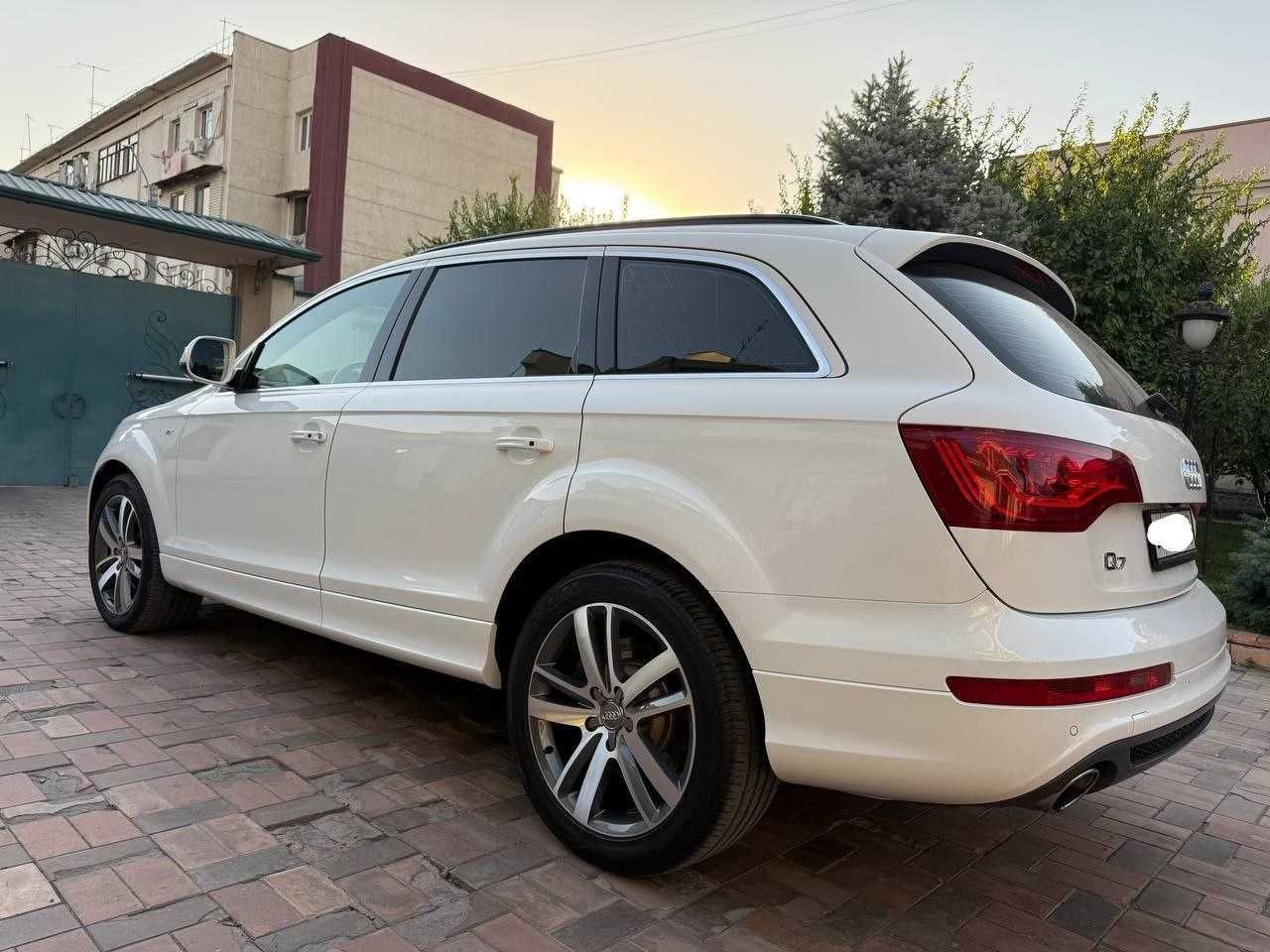 AUDI Q7 TFSI quattro (4WD)