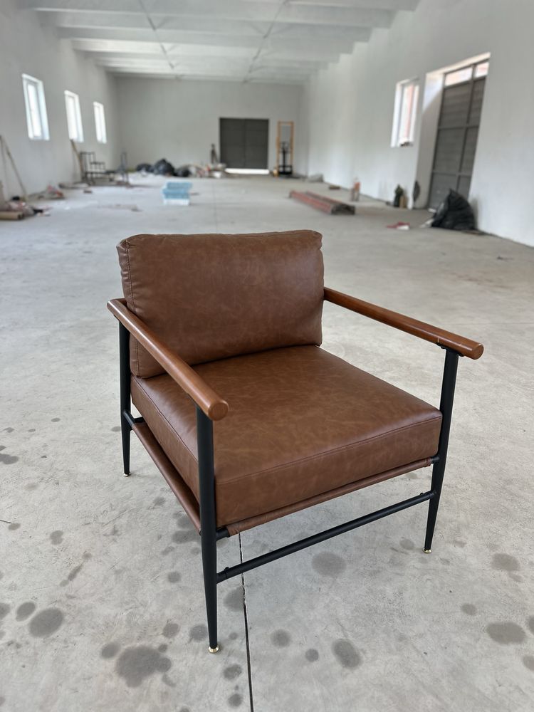 Кожено кресло в стил Mid-Century
