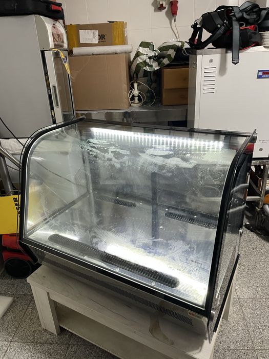 Vând vitrina calda , vitina rece si miwe gusto