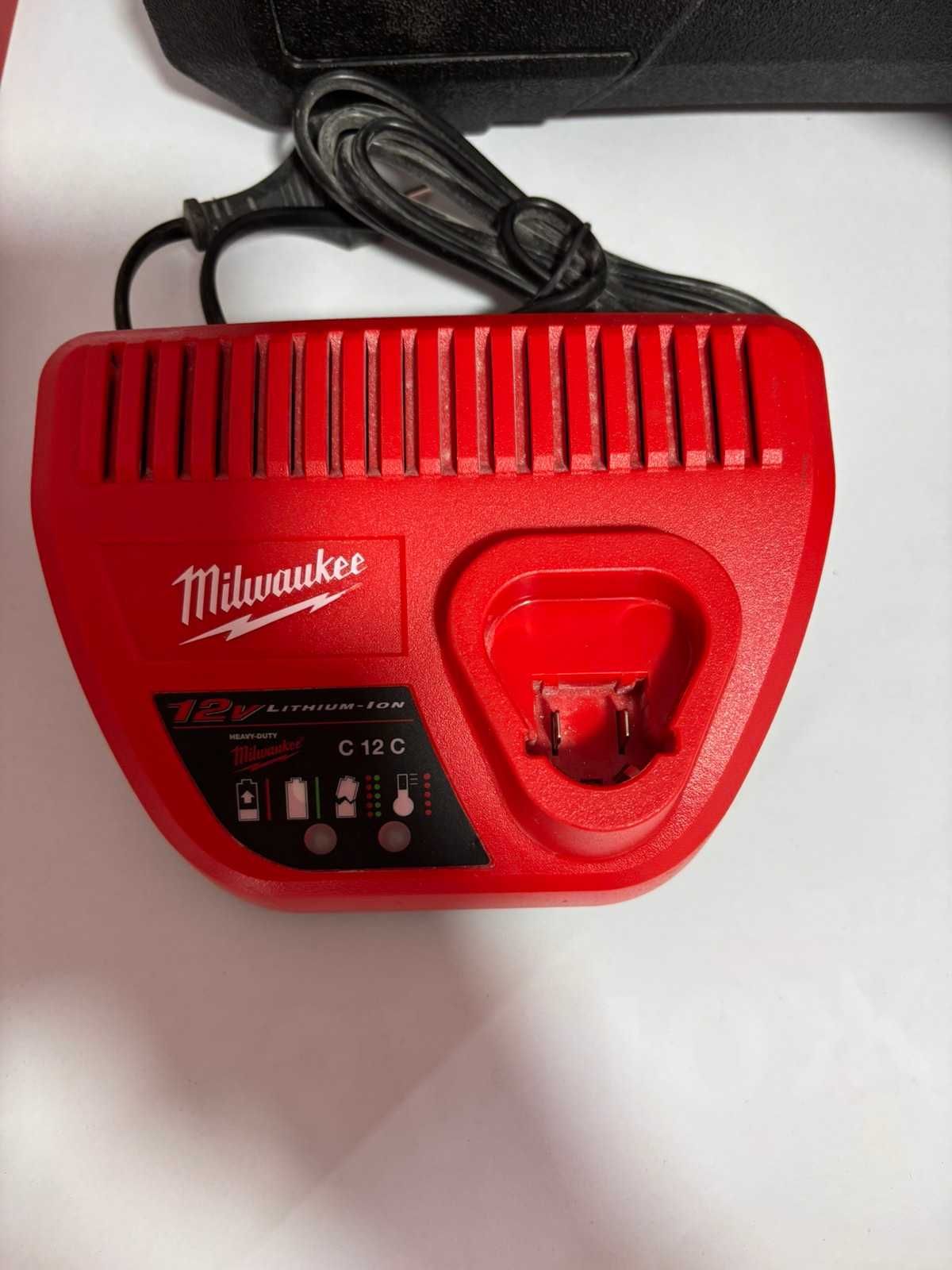 Акумулаторен винтоверт Milwaukee M12 BDD-202C