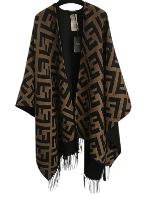 Стилни вълнени дамски шалове тип пончо