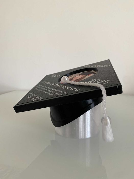 Ramă Absolvire 3D – Personalizată cu Nume, Promoție, Text – Cadou Unic