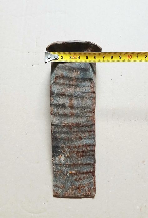 Големи железни клинове и стар сатър