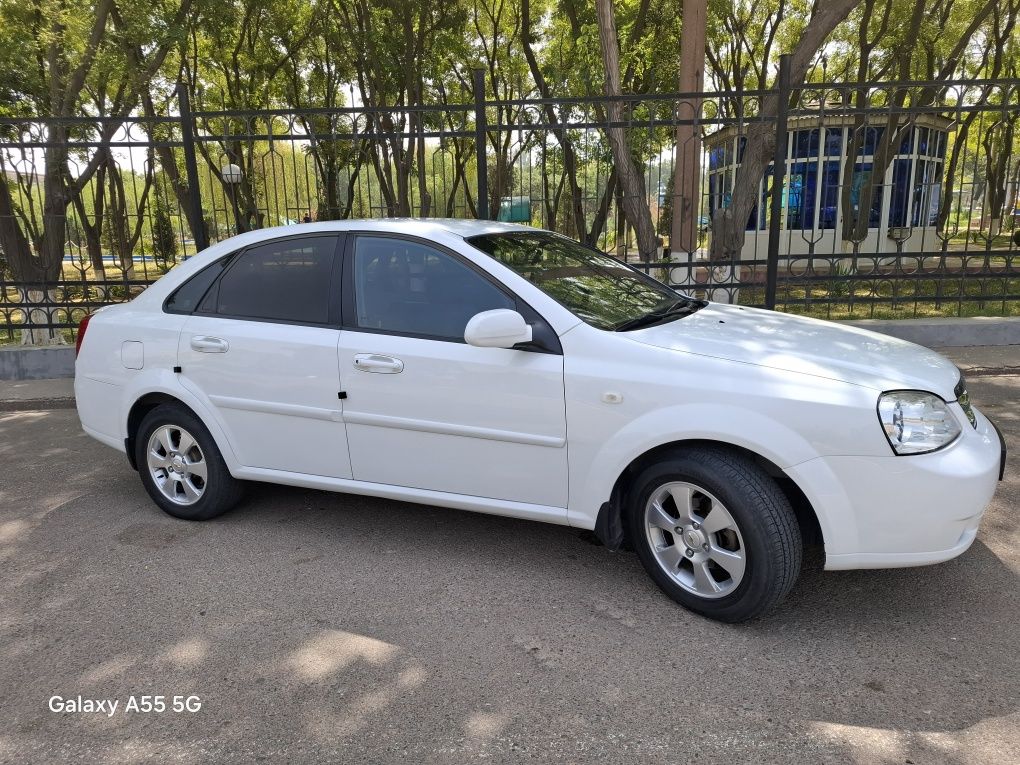 Lasetti 1.8 sotiladi