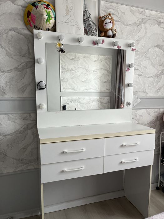 Продам гримерный столик