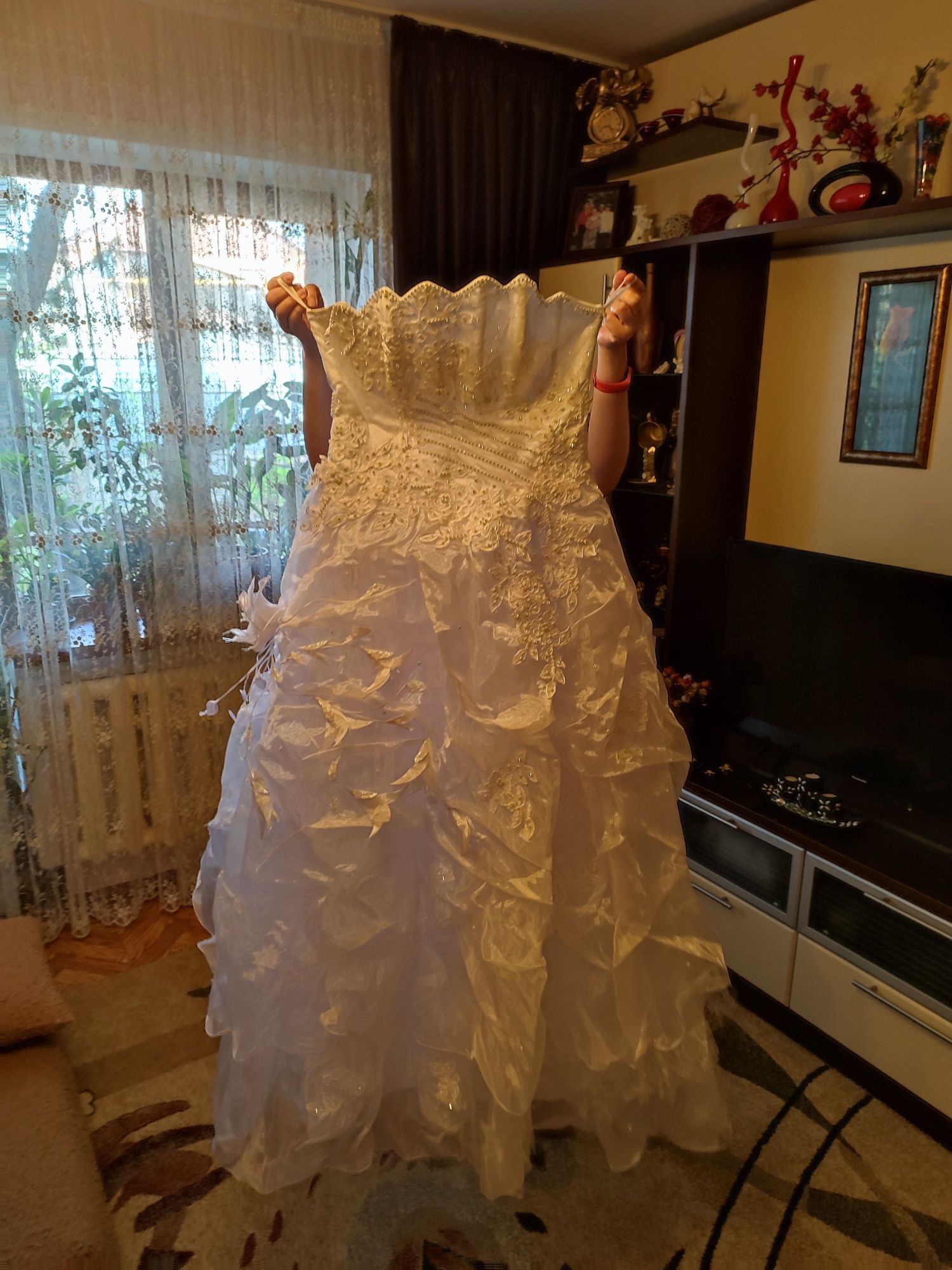 Свадебное платье с фатой и кольцами