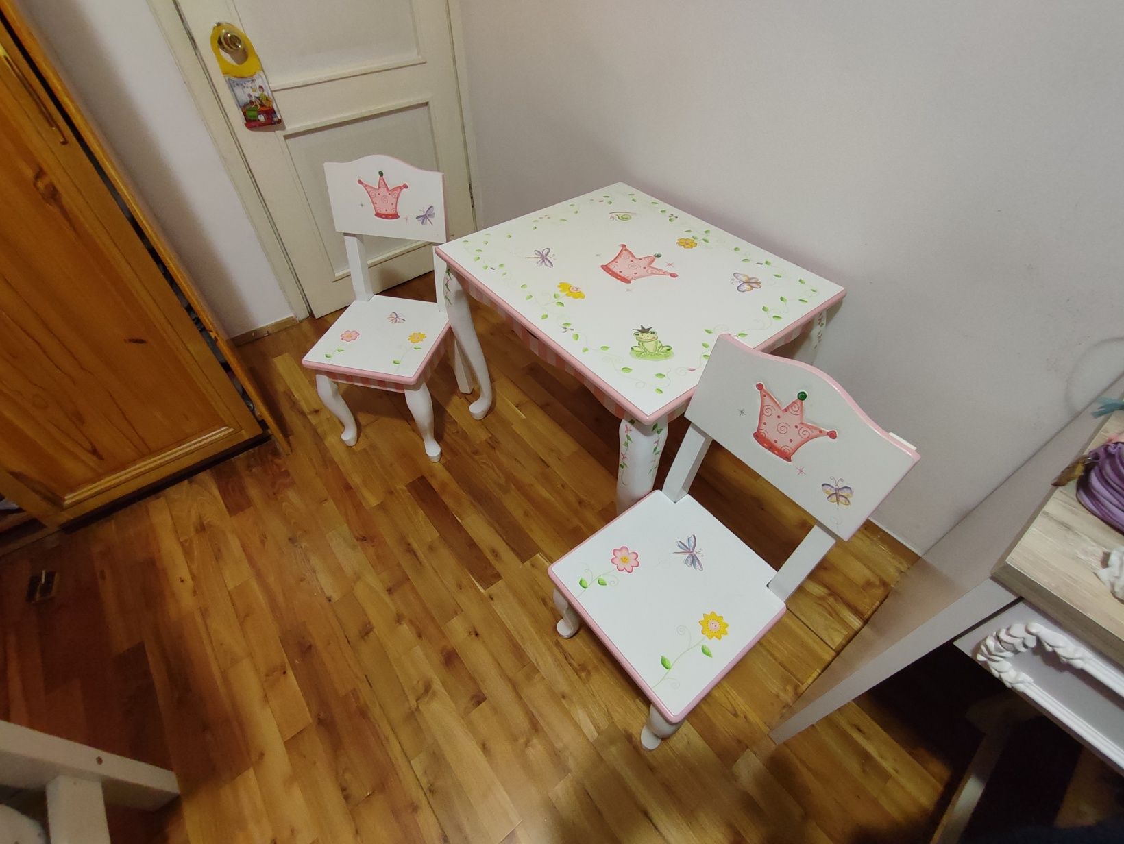 Teamson Kids оригинална детска дървена маса с два стола