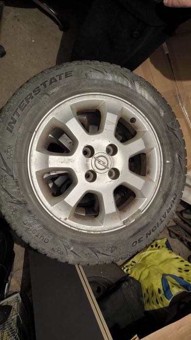 Vând set complet de 4 roți de iarnă cu jante pentru Opel Corsa D,