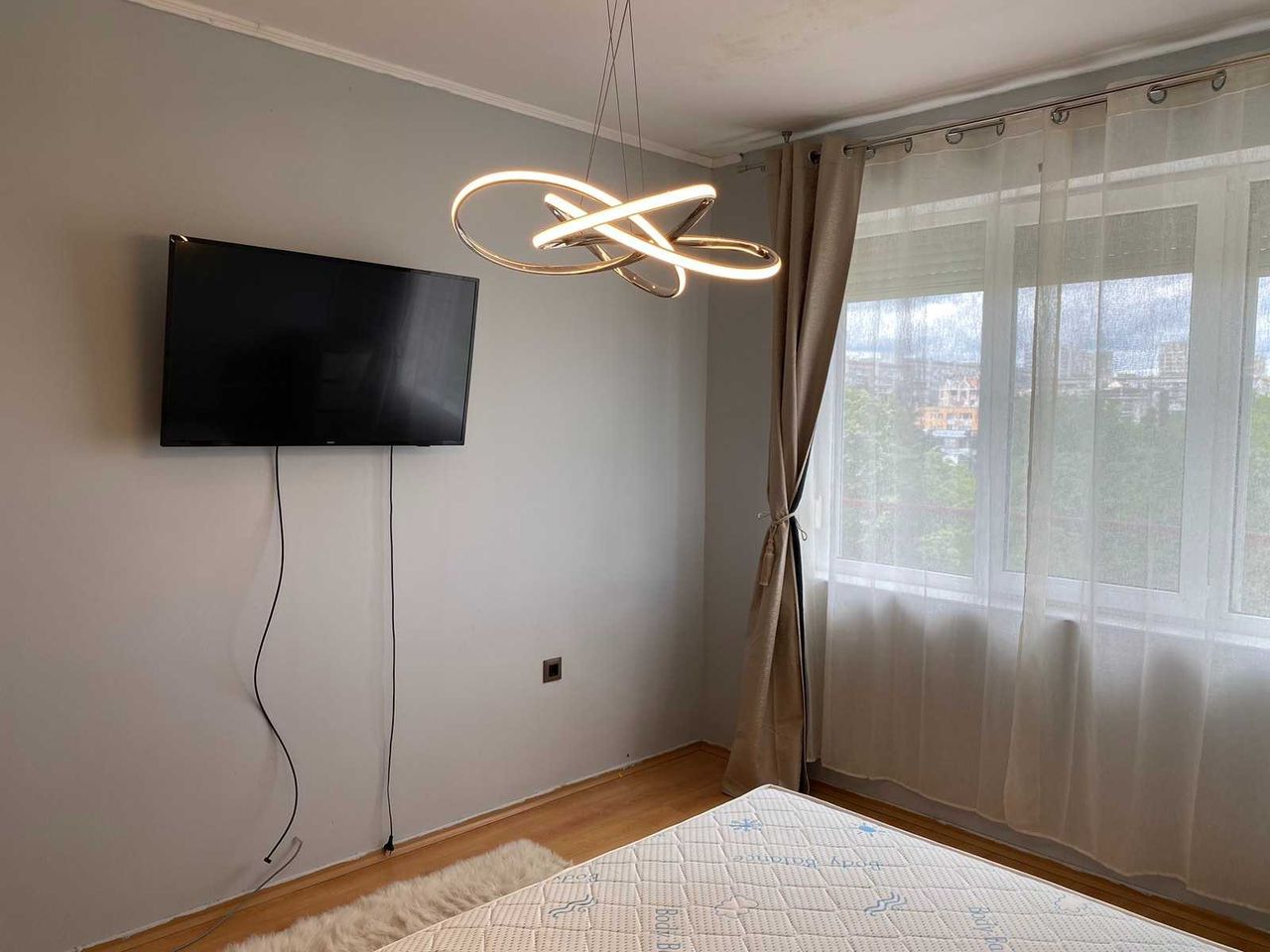 Дава се под наем Двустаен апартамент в Бургас, Изгрев - 60 кв.м за 459 € - Снимка #2