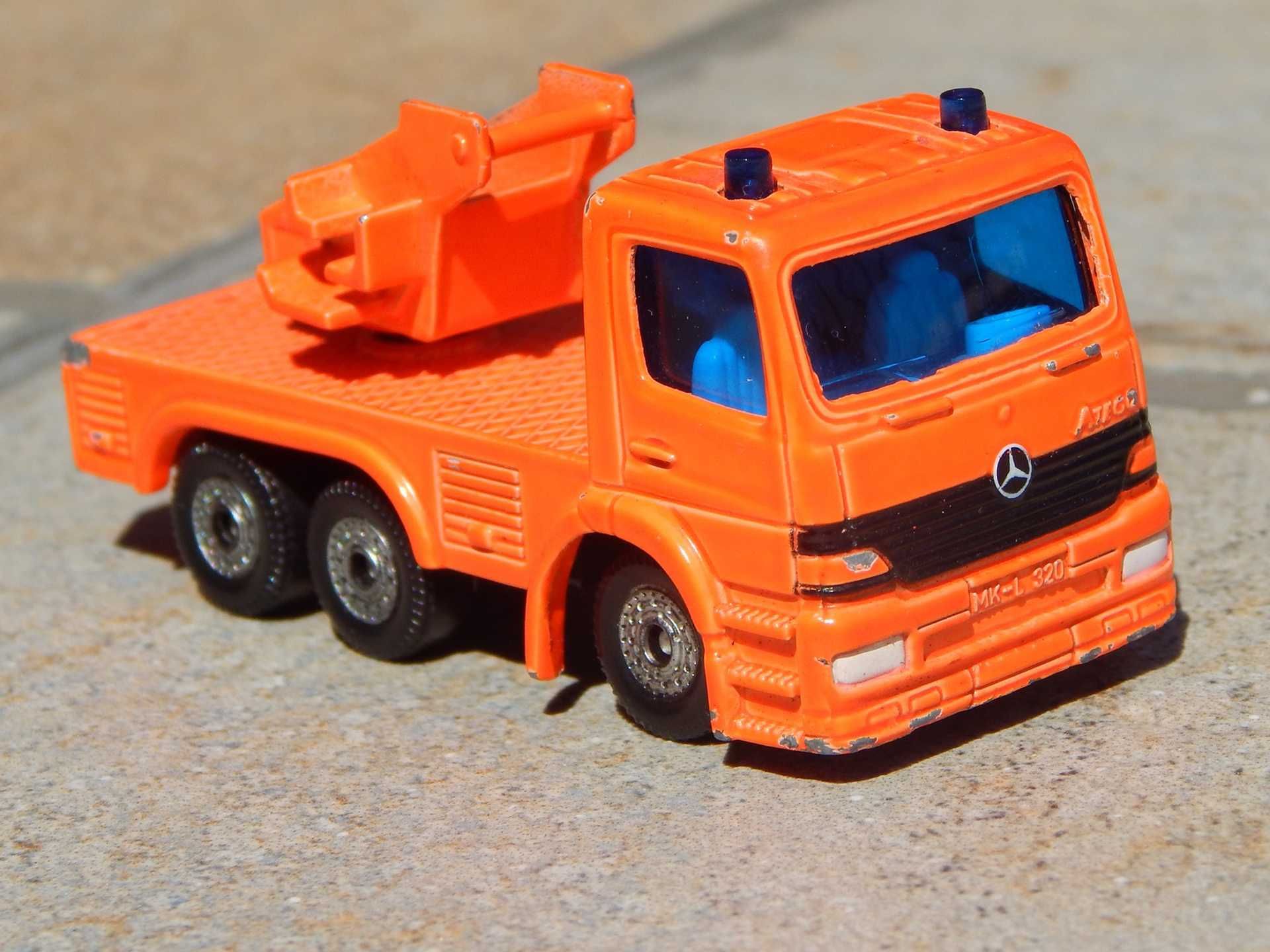 Macheta jucarie camion pompieri Mercedes Atego Siku sc 1:72 uzata