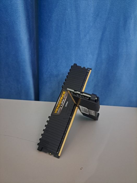 Оперативная память Corsair DDR4 32GB 2шт по 16гб частоты 3200Мгц!!!