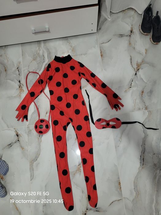 Vind costum fetita puternica