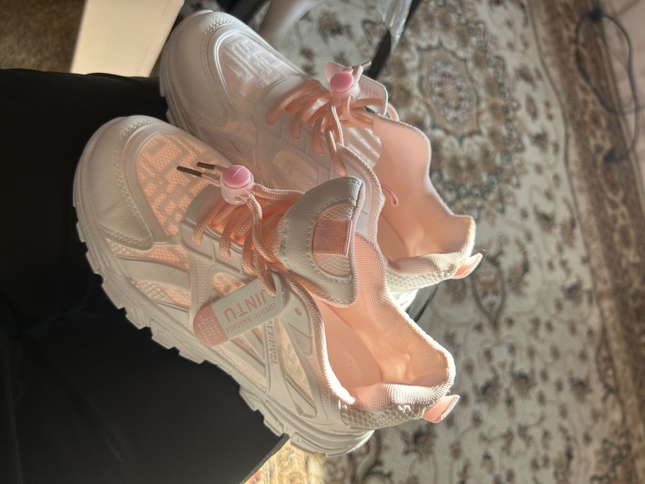 Продам кроссовки новые