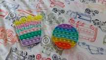 Vand pop-it-uri multucolore