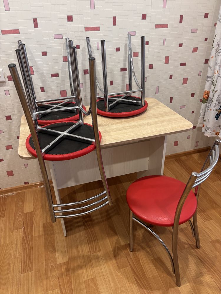 Продам стол 4 стульями