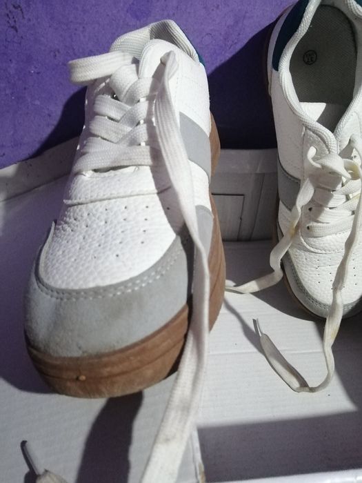 Vând adidași este noi purtați doară o singura dată preț este 120 lei