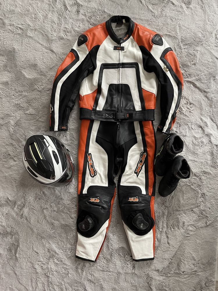 Costum moto piele din doua piese XLS Casca Scorpion Ghete Alpinestars