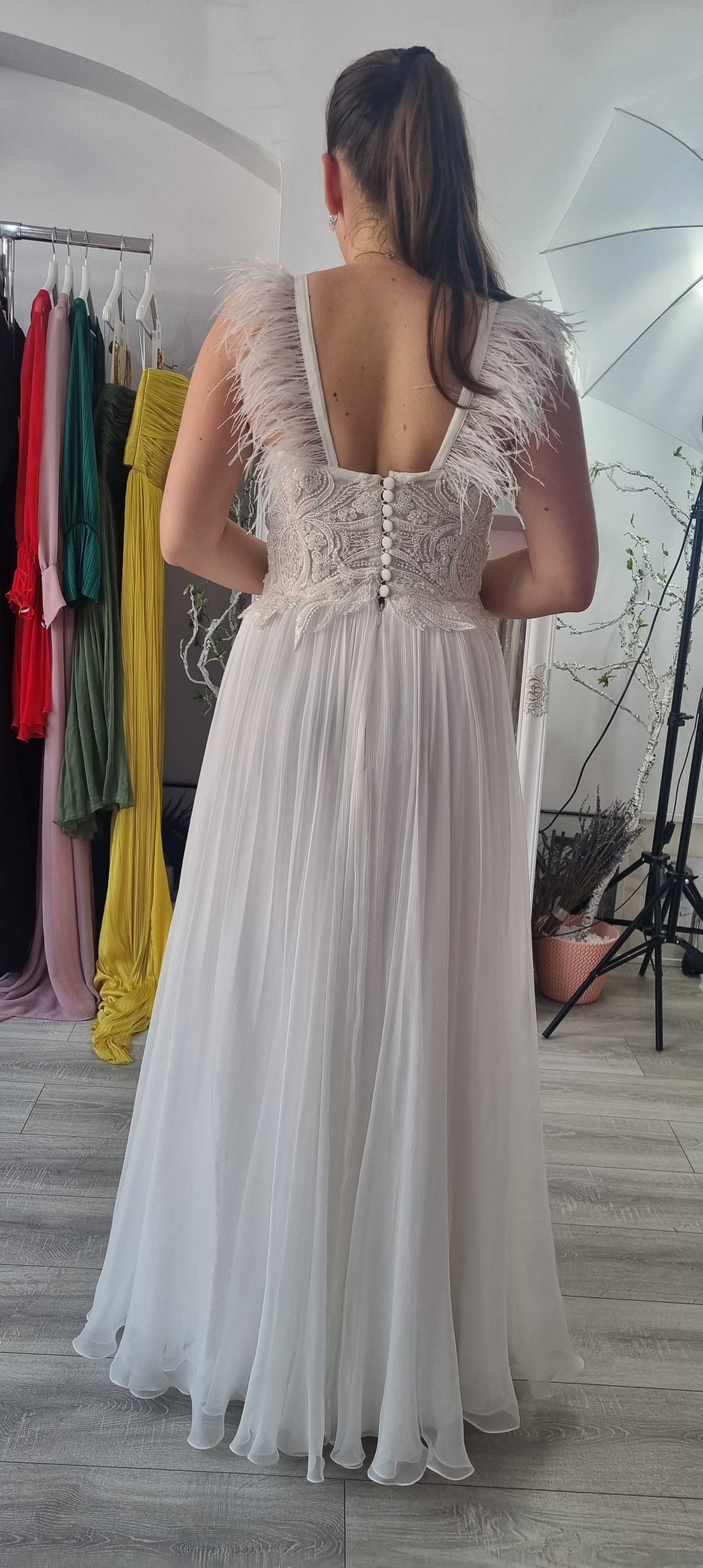 Rochie de mireasă din tulle de mătase şi pene