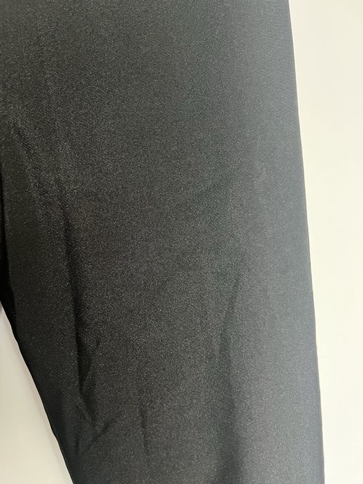 Colanti negri noi, cu eticheta