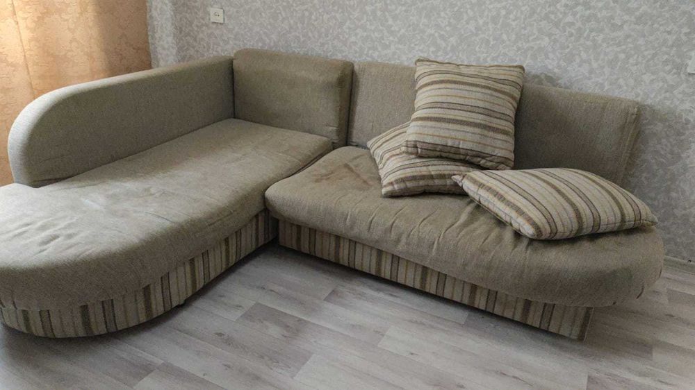 Диван угловой с подушками
