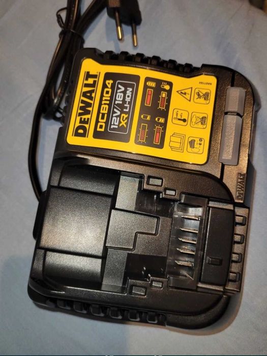 Șurubelniță DeWalt cu două baterii și încărcător