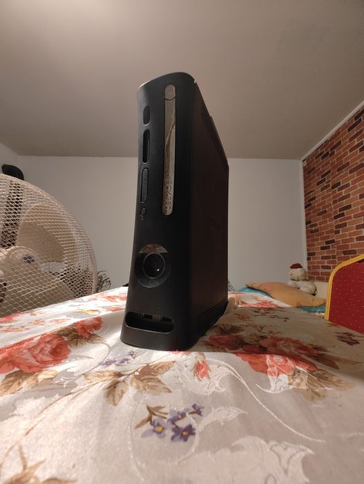 Vând Xbox 360 cu 30 de jocuri 2 manete și accesorii