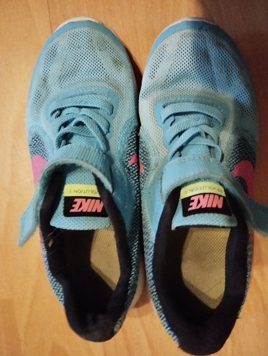 Adidași Nike culori neon